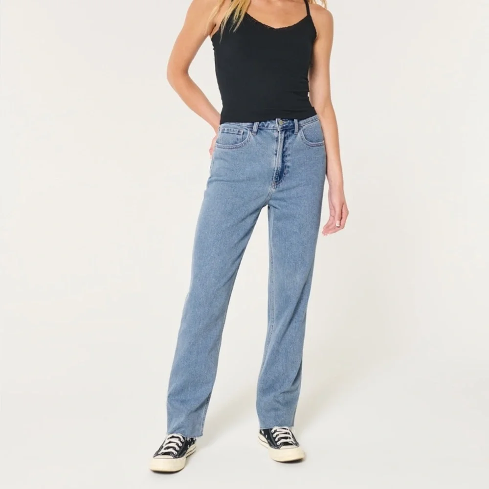 HOLLISTER women’s Ultra High-Rise Medium Wash 90s Straight Jeans